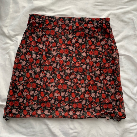 RED ROSE MINI SKIRT - Picture 1 of 2